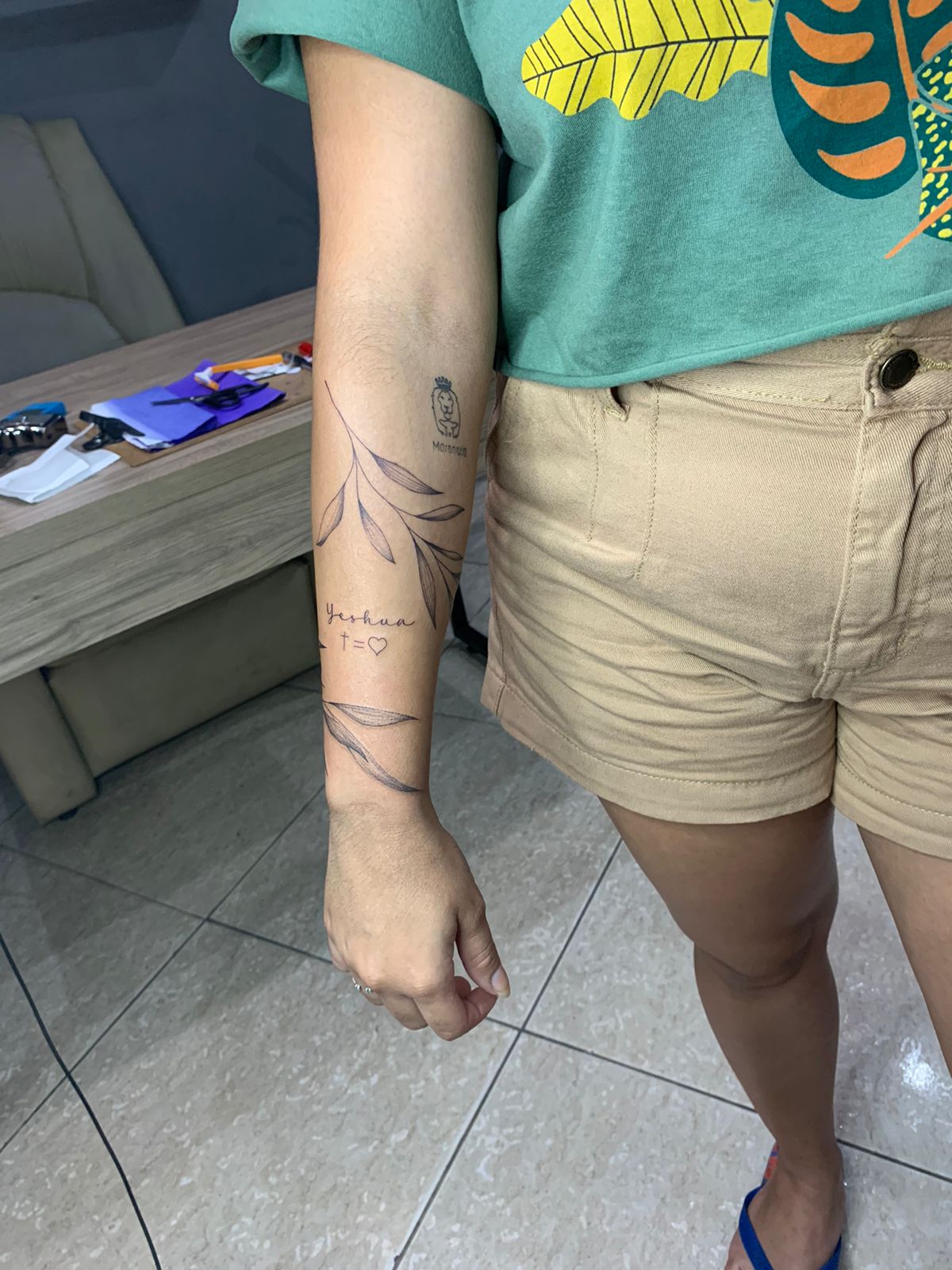 Tatuagem artística feita na FreitasTattoo RJ, estúdio de tatuagem no Rio