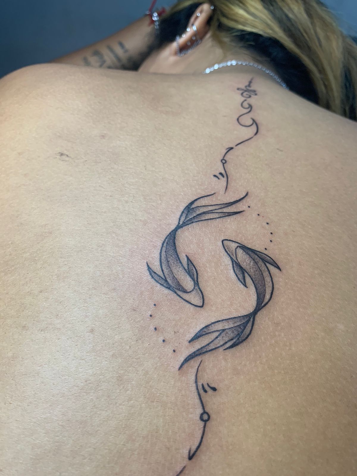 Tatuagem artística feita na FreitasTattoo RJ, estúdio de tatuagem no Rio