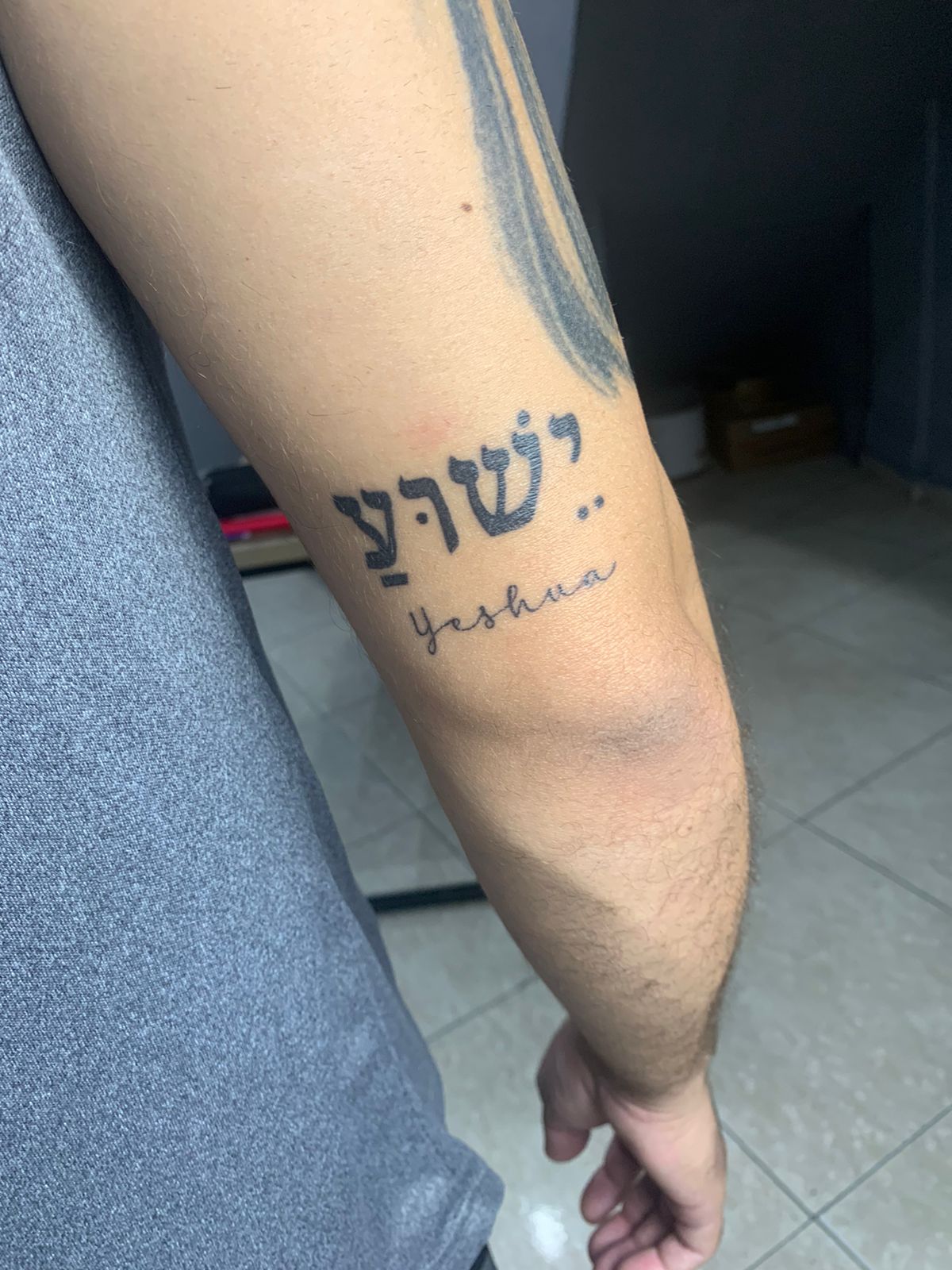 Tatuagem artística feita na FreitasTattoo RJ, estúdio de tatuagem no Rio