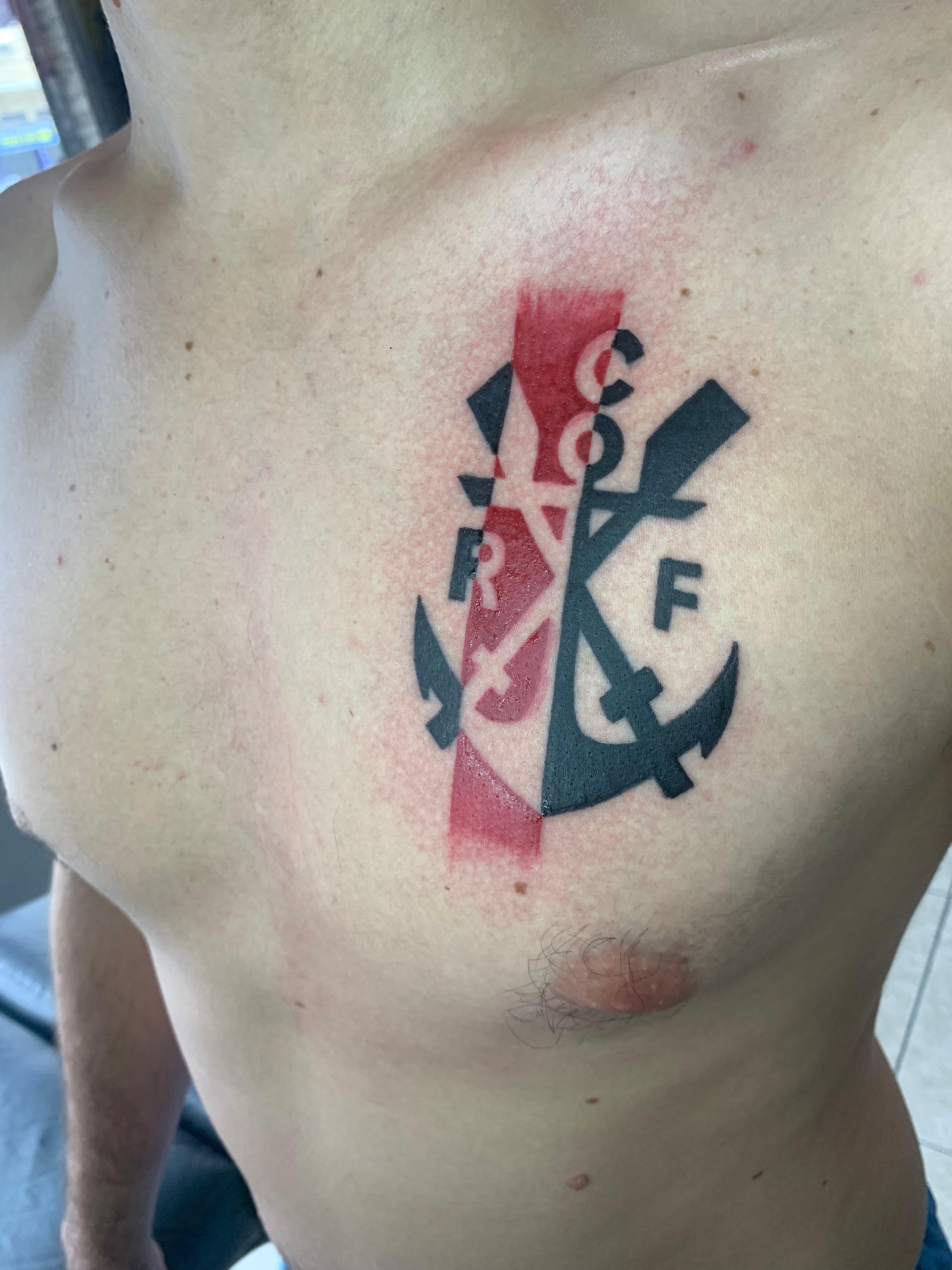 Tatuagem artística feita na FreitasTattoo RJ, estúdio de tatuagem no Rio
