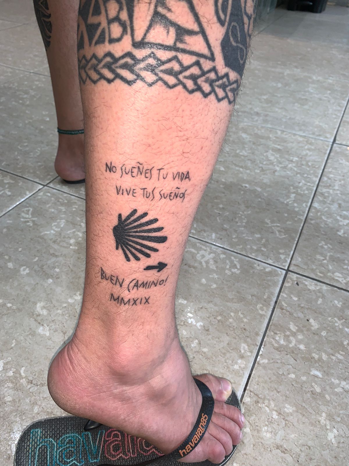Tatuagem artística feita na FreitasTattoo RJ, estúdio de tatuagem no Rio