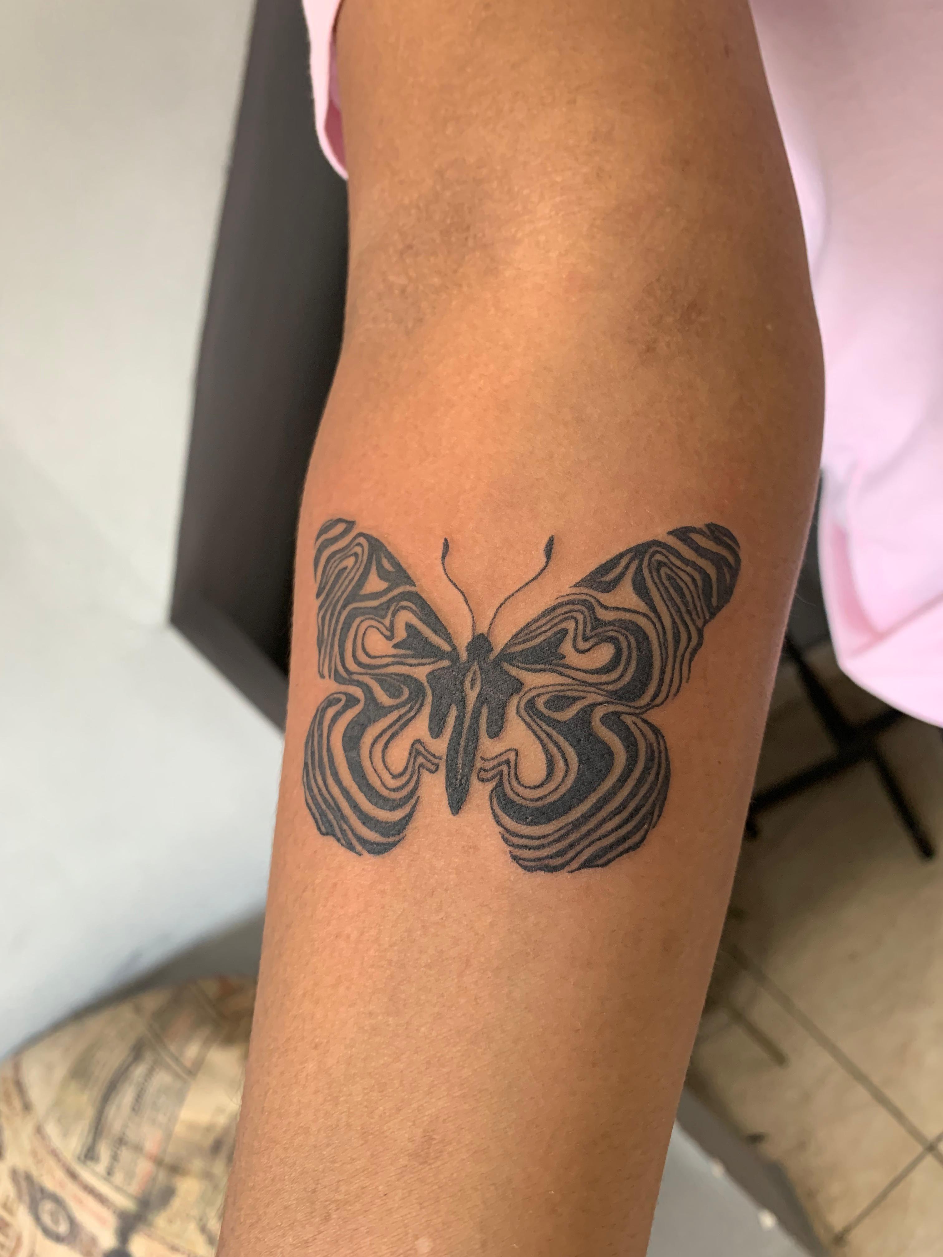 Tatuagem artística feita na FreitasTattoo RJ, estúdio de tatuagem no Rio