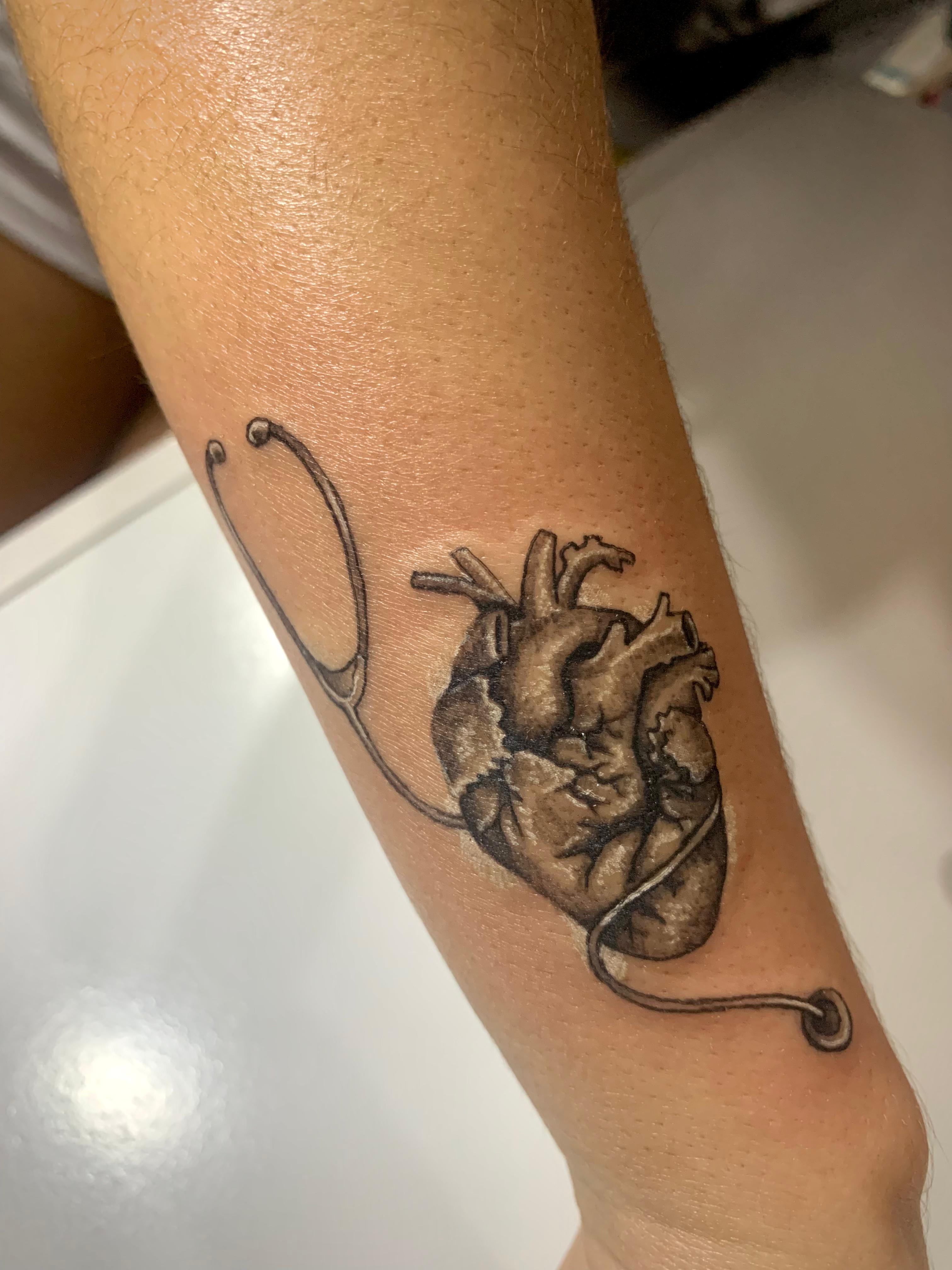 Tatuagem artística feita na FreitasTattoo RJ, estúdio de tatuagem no Rio