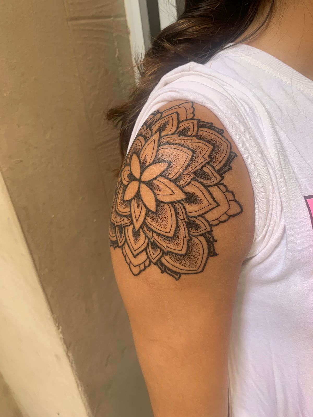 Tatuagem artística feita na FreitasTattoo RJ, estúdio de tatuagem no Rio
