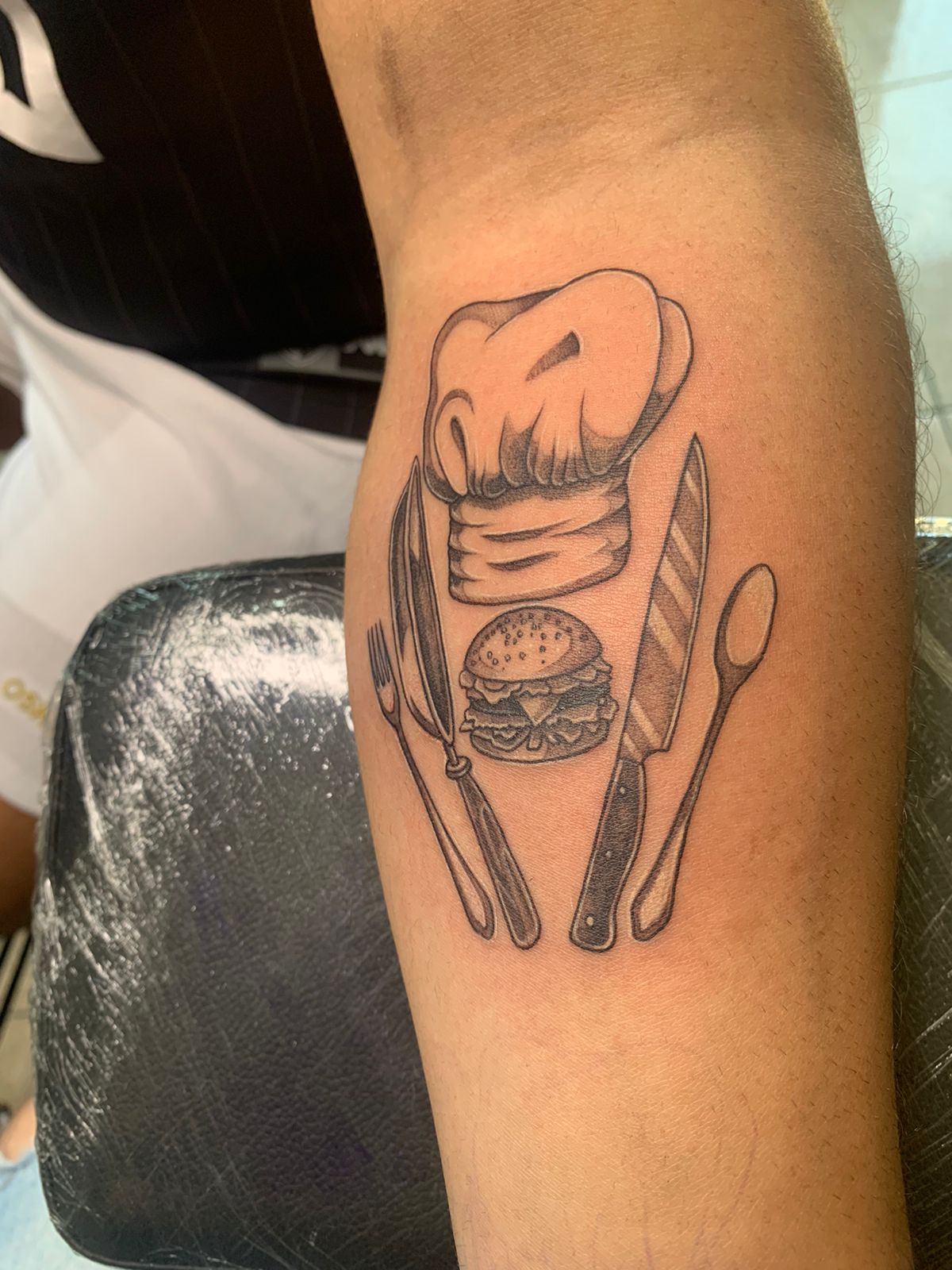 Tatuagem artística feita na FreitasTattoo RJ, estúdio de tatuagem no Rio